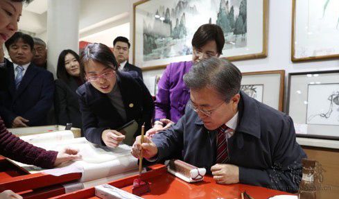 韩国总统文在寅参观荣宝斋　学习木版水印
